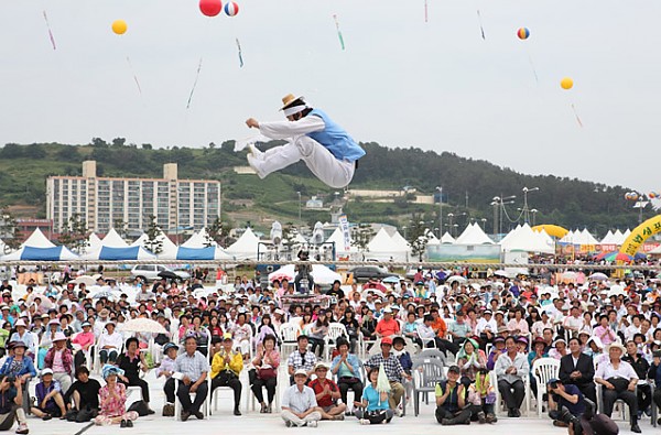 법성포 단오제 외줄타기 모습